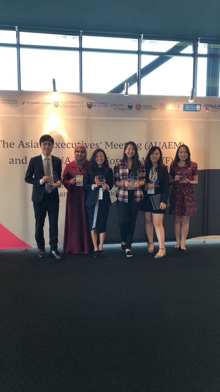 صورة جماعية للطالبات المشاركات في تايلاند 