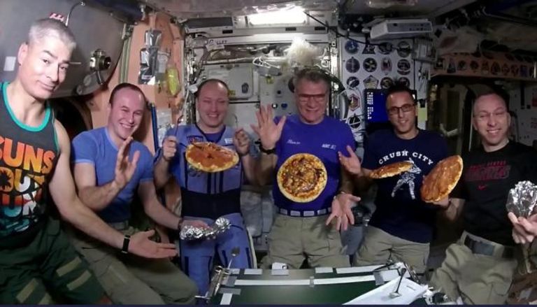 رواد الفضاء يعدون البيتزا