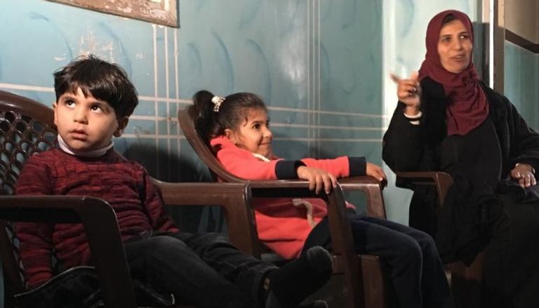 فراس الدان مع والدته رائدة وشقيقته رهف حصار الاحتلال لقطاع غزة