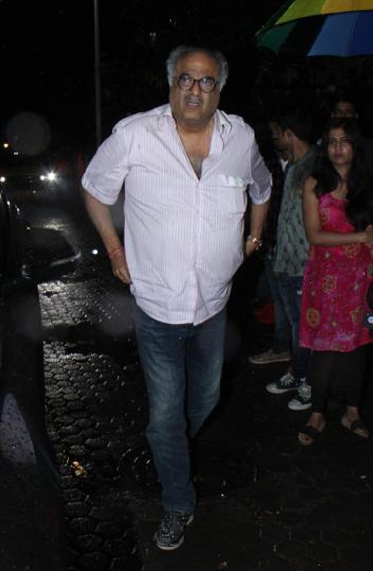 أميتاب يتقدم نجوم بوليوود في عزاء شاشي