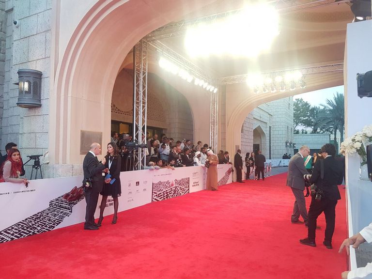السجادة الحمراء تستعد لحضور النجوم السجادة الحمراء في مدينة جميرا