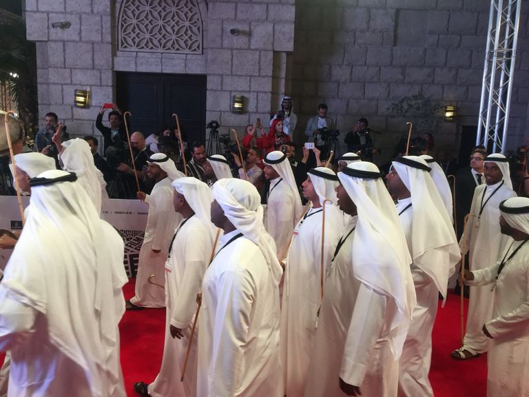 الفنون الشعبية الإماراتية على السجادة الحمراء للمهرجان السجادة الحمراء في مدينة جميرا