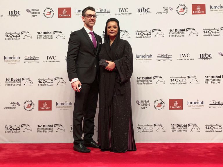 المخرجة الإماراتية نايلة الخاجة وزوجها السجادة الحمراء في مدينة جميرا