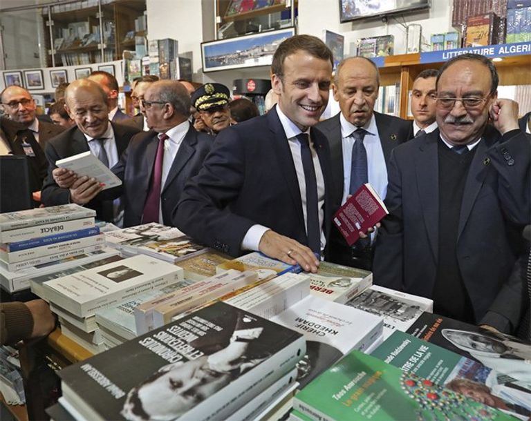 ماكرون خلال زيارة "الصفحة الجديدة" بالجزائر