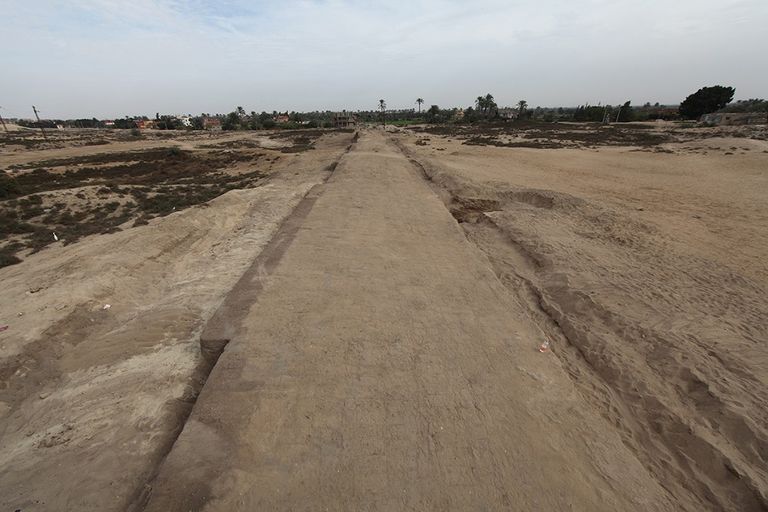 السور المكتشف عبارة عن سورين متلاصقين بقايا إحدى القلعتين المكتشفتين في الإسماعيلية