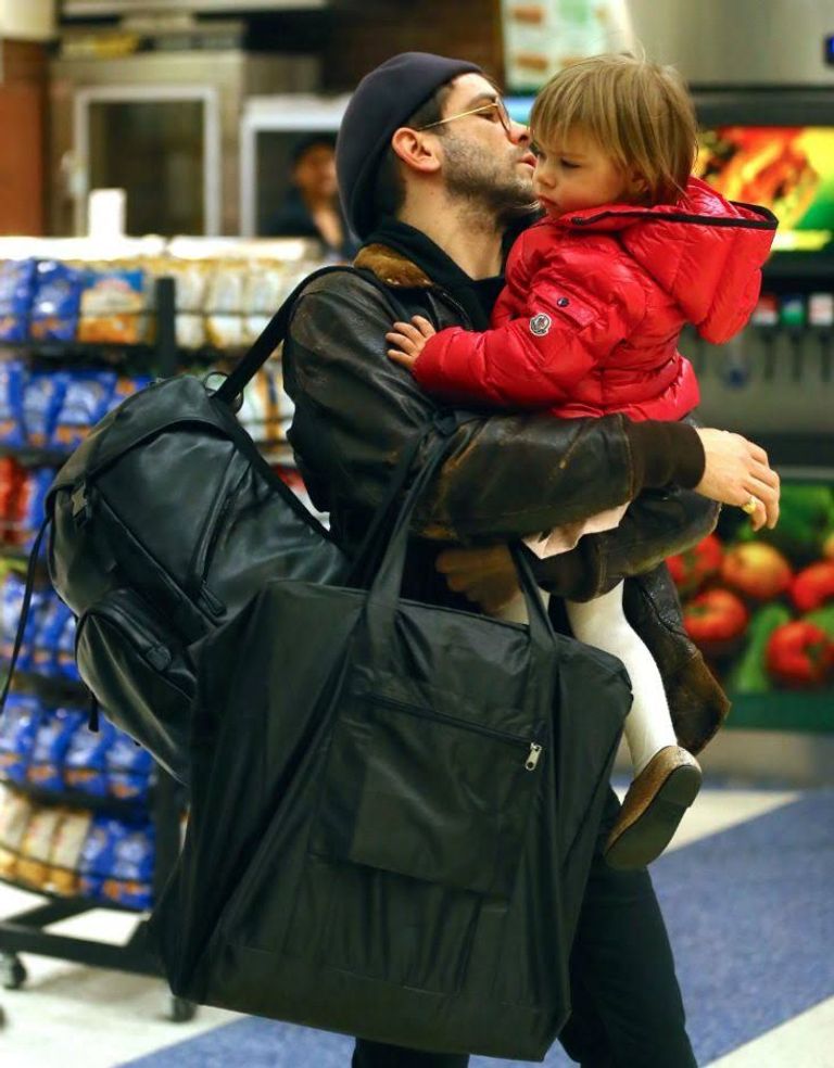 زوج سكارليت وابنتها الممثلة الأمريكية سكارليت جوهانسن