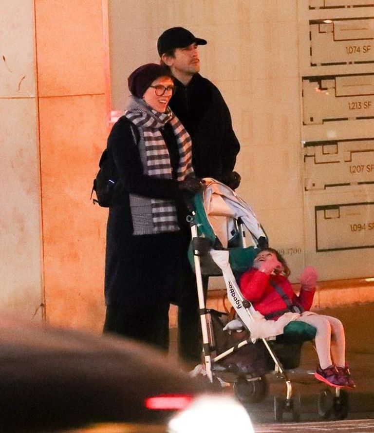 مطاردات المصورين لعائلة سكارليت استمرت 6 ساعات الممثلة الأمريكية سكارليت جوهانسن