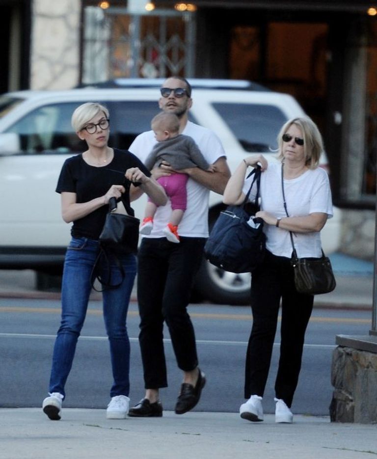 سكارليت جوهانسن تعاني من المصورين المتطفلين الممثلة الأمريكية سكارليت جوهانسن