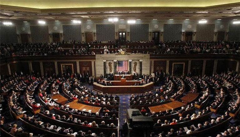 ترامب خلال توقيعه على القرار