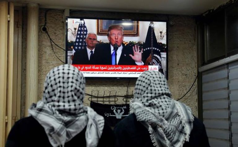 فلسطينيون يتابعون إعلان ترامب لقرار نقل السفارة ترامب خلال إعلانه القدس عاصمة لإسرائيل