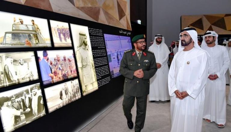 الشيخ محمد بن راشد آل مكتوم أثناء تفقده المعرض