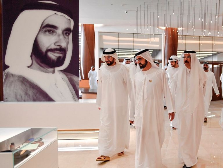 الشيخ محمد بن راشد أثناء زيارته لمعرض "حماة الوطن" الشيخ محمد بن راشد آل مكتوم أثناء تفقده المعرض