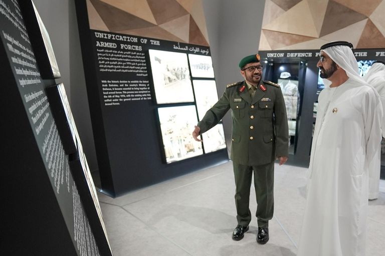 الشيخ محمد بن راشد يستمع لشرح أحد الضباط في المعرض الشيخ محمد بن راشد آل مكتوم أثناء تفقده المعرض