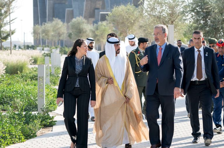 وزير الدفاع البرازيلي يضع إكليل الزهور أمام نصب الشهيد