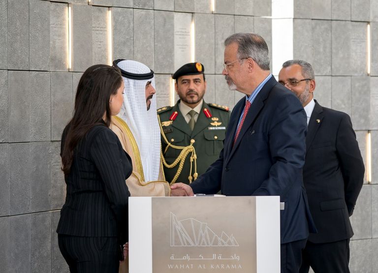 وزير الدفاع البرازيلي يضع إكليل الزهور أمام نصب الشهيد