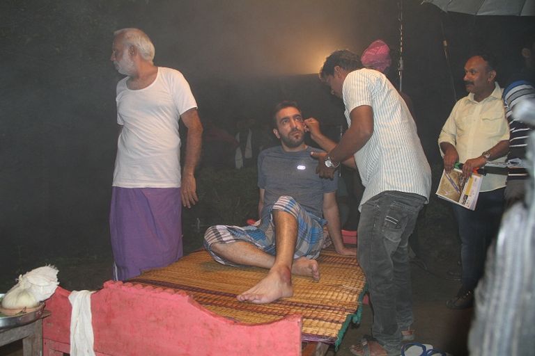 تجهيز فنان لأحد المشاهد مجموعة فيلم زيانة