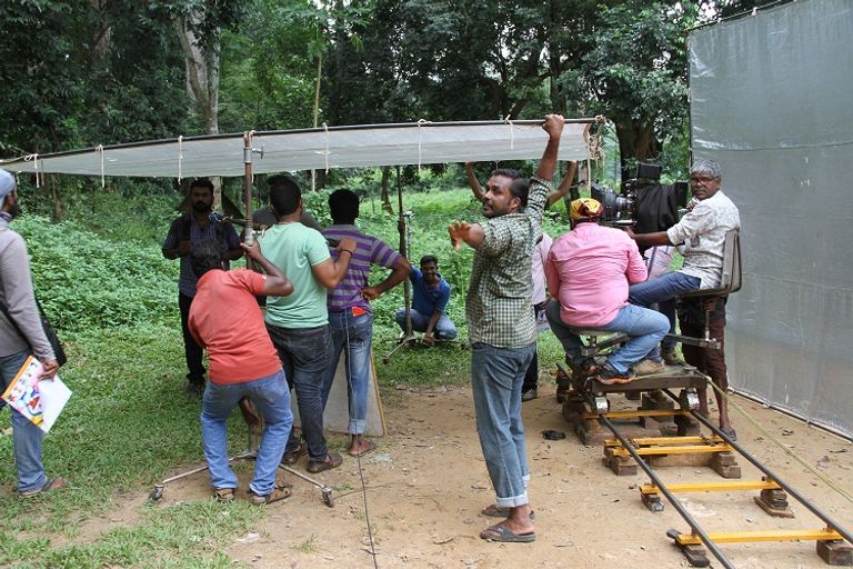 مشهد يتم التجهيز لتصويره مجموعة فيلم زيانة