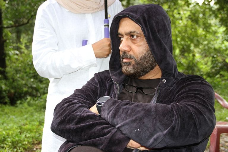 المخرج خالد الزدجالي شاردا للتفكير في المشهد التالي مجموعة فيلم زيانة