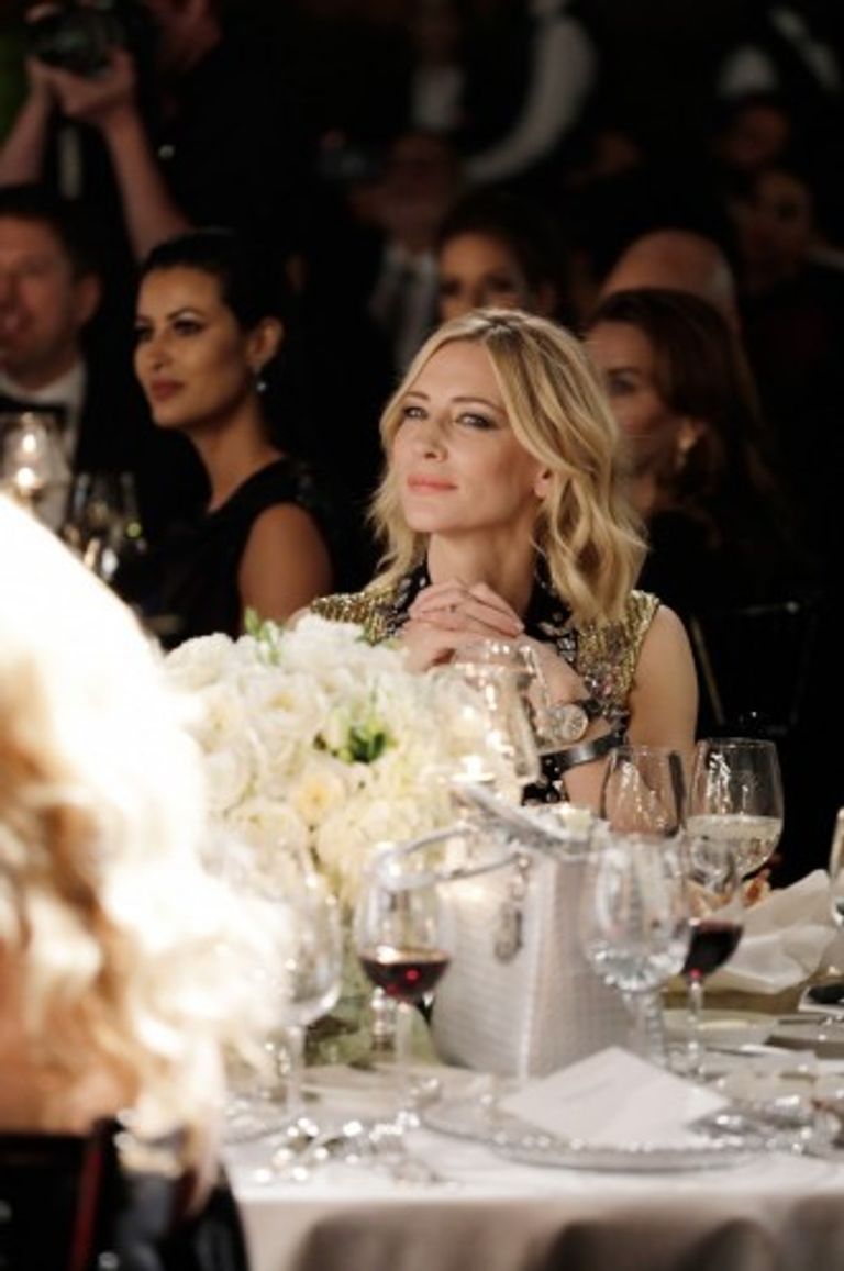 كيت بلانشيت في الحفل المنصوري تتسلم جائزتها بحضور عبد الحميد جمعة وهند صبري وكيت بلانشيت