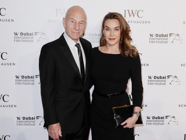 السير باتريك ستيوارت خلال الحفل المنصوري تتسلم جائزتها بحضور عبد الحميد جمعة وهند صبري وكيت بلانشيت