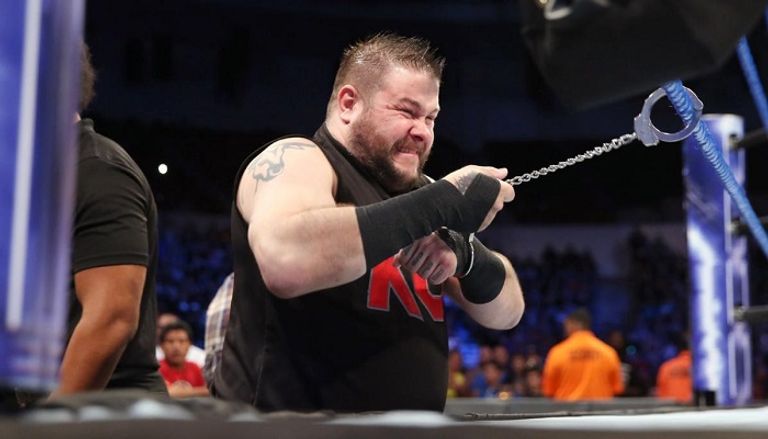 ناكامورا وأورتن يوجهان التحية للجمهور