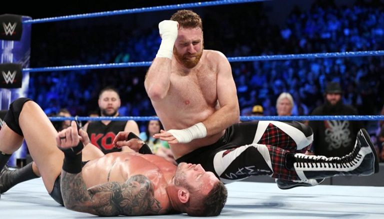 ناكامورا وأورتن يوجهان التحية للجمهور