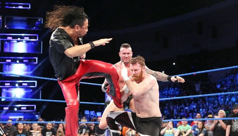 ناكامورا وأورتن يوجهان التحية للجمهور