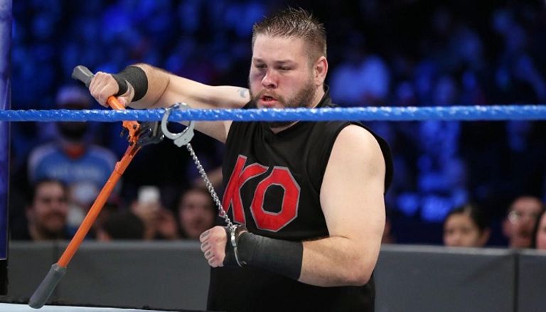 ناكامورا وأورتن يوجهان التحية للجمهور