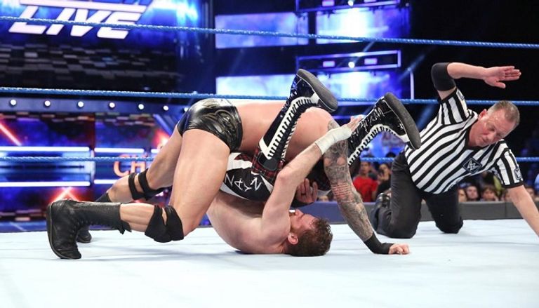 ناكامورا وأورتن يوجهان التحية للجمهور