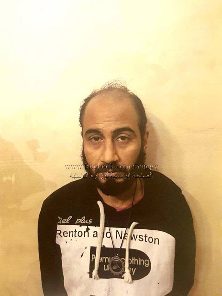 أحد المتهمين الكتل الأسمنتية التي كان مقررا إلقاؤها على الناس في الشوارع