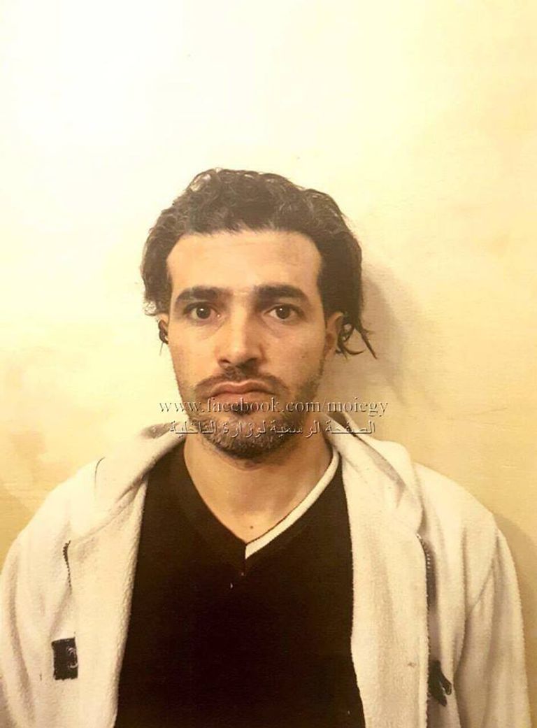 أحد المتهمين الكتل الأسمنتية التي كان مقررا إلقاؤها على الناس في الشوارع