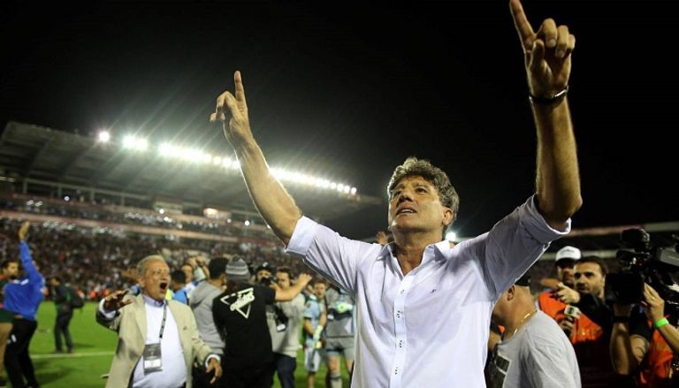 كريستيانو رونالدو يتسلم الكرة الذهبية