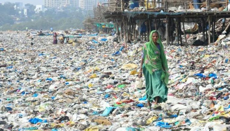 في الهند إعصار "أوكي" يتسبب في ردم شواطئ مومباي بـ80 طنا من القمامة