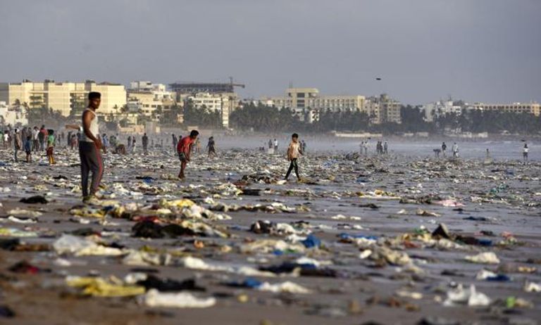 في الهند إعصار "أوكي" يتسبب في ردم شواطئ مومباي