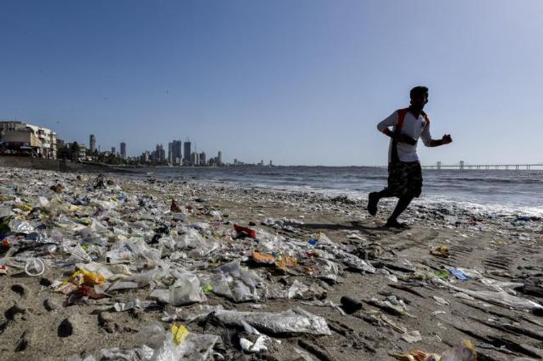 في الهند إعصار "أوكي" يتسبب في ردم شواطئ مومباي