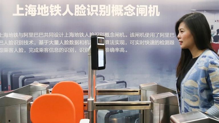  الروبوت "قاطع التذاكر" في مترو أنفاق الصين 