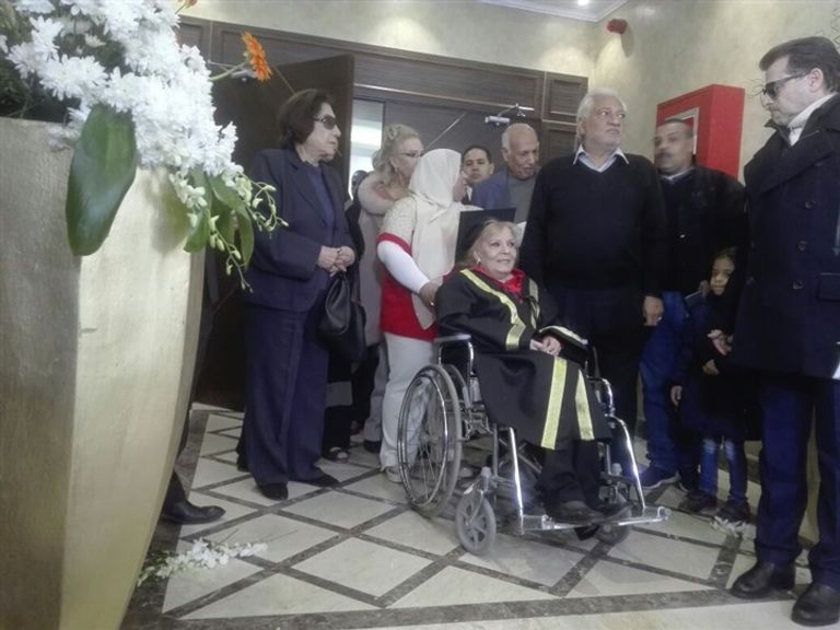 الفنانة نادية لطفي يحيط بها مجموعة من النجوم وفد فني يشارك مديحة يسري فرحتها بالدكتوراه الفخرية