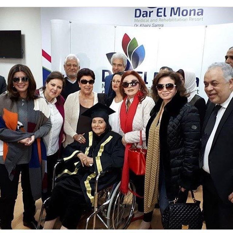 الفنانة مديحة يسري عقب حصولها على الدكتوراة الفخرية وحولها مجموعة من النجوم وفد فني يشارك مديحة يسري فرحتها بالدكتوراه الفخرية