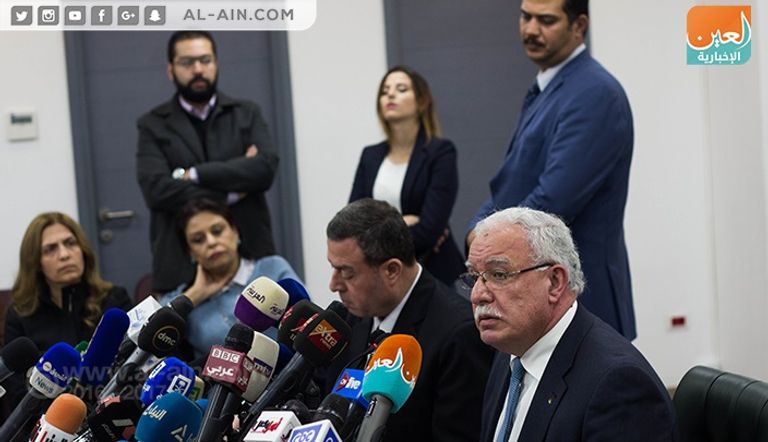 وزير خارجية فلسطين أثناء المؤتمر الصحفي وزير الخارجية الفلسطيني رياض المالكي