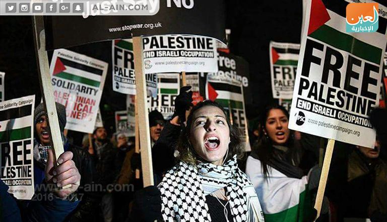 جانب من الاحتجاجات أمام السفارة الأمريكية في لندن