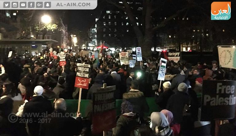 جانب من الاحتجاجات أمام السفارة الأمريكية في لندن