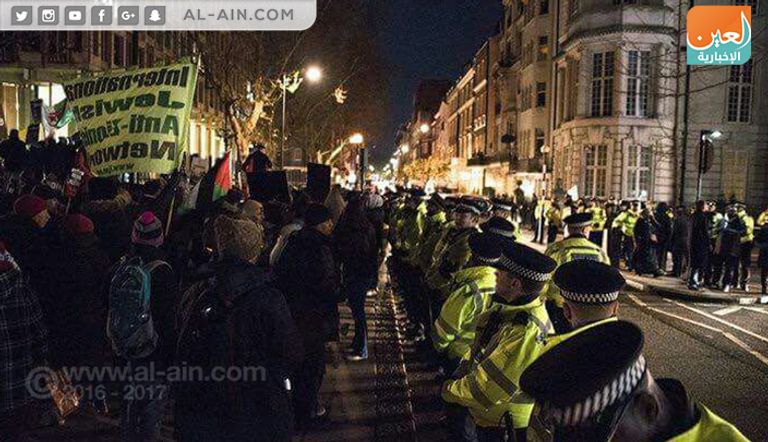 جانب من الاحتجاجات أمام السفارة الأمريكية في لندن