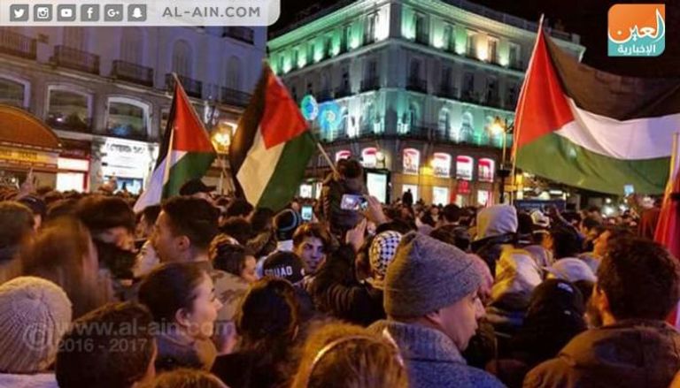 المتظاهرون حملوا أعلام فلسطين
