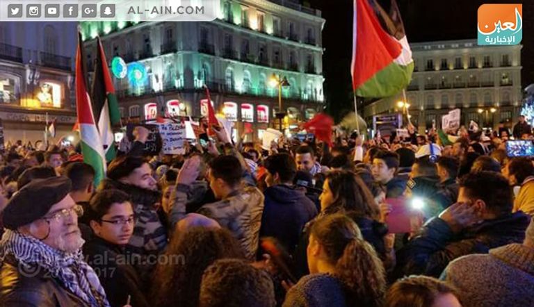 المتظاهرون حملوا أعلام فلسطين