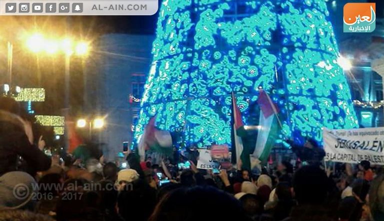 المتظاهرون حملوا أعلام فلسطين