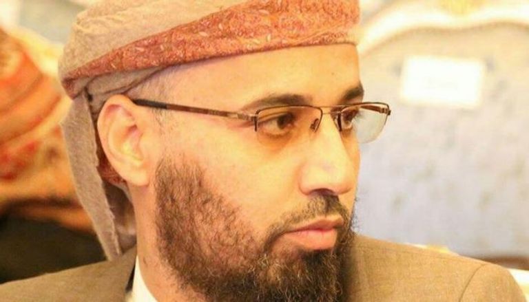 عبدالوهاب الحميقاني لافتة في مظاهرة سابقة في كندا تنتقد تمويل قطر للإرهاب