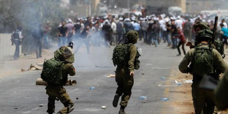 قوات الاحتلال تستخدم الرصاص والقنابل ضد المتظاهرين شباب فلسطينيون يواجهون قنابل الغاز الإسرائيلية