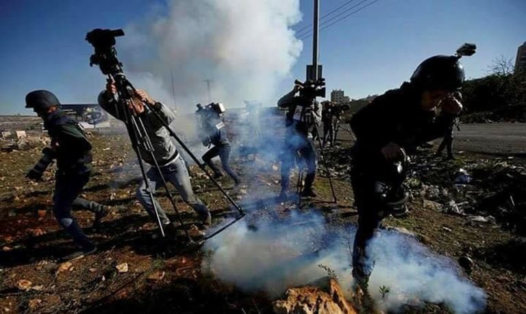 قوات الاحتلال تستهدف الطواقم الصحفية في فلسطين شباب فلسطينيون يواجهون قنابل الغاز الإسرائيلية