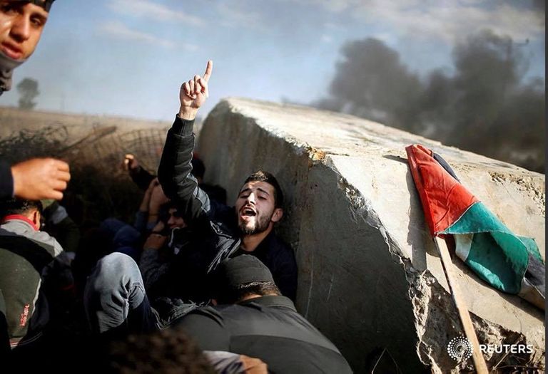 شباب فلسطينيين أثناء المواجهات مع قوات الاحتلال شباب فلسطينيون يواجهون قنابل الغاز الإسرائيلية