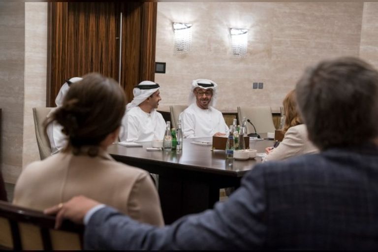 الشيخ محمد بن زايد آل نهيان بحث مع الوفد الأمريكي القضايا السياسية ذات الاهتمام المشترك جانب من لقاء الشيخ محمد بن زايد آل نهيان مع الوفد الأمريكي